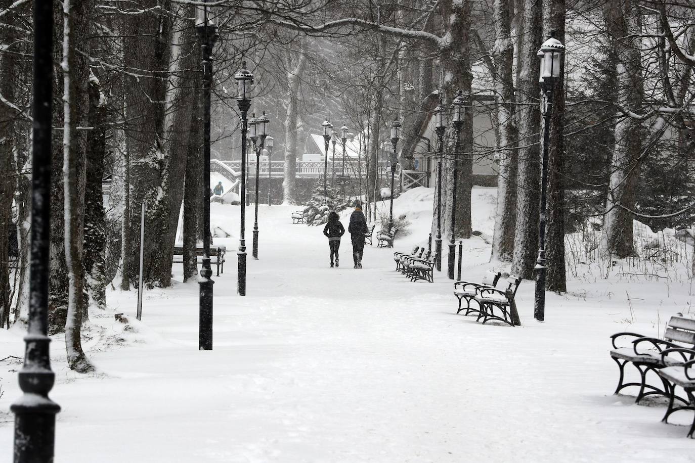 Dos personas caminan por una calle cubierta de nieve tras una fuerte nevada en la región de Podhale de Zakopane, sur de Polonia. 