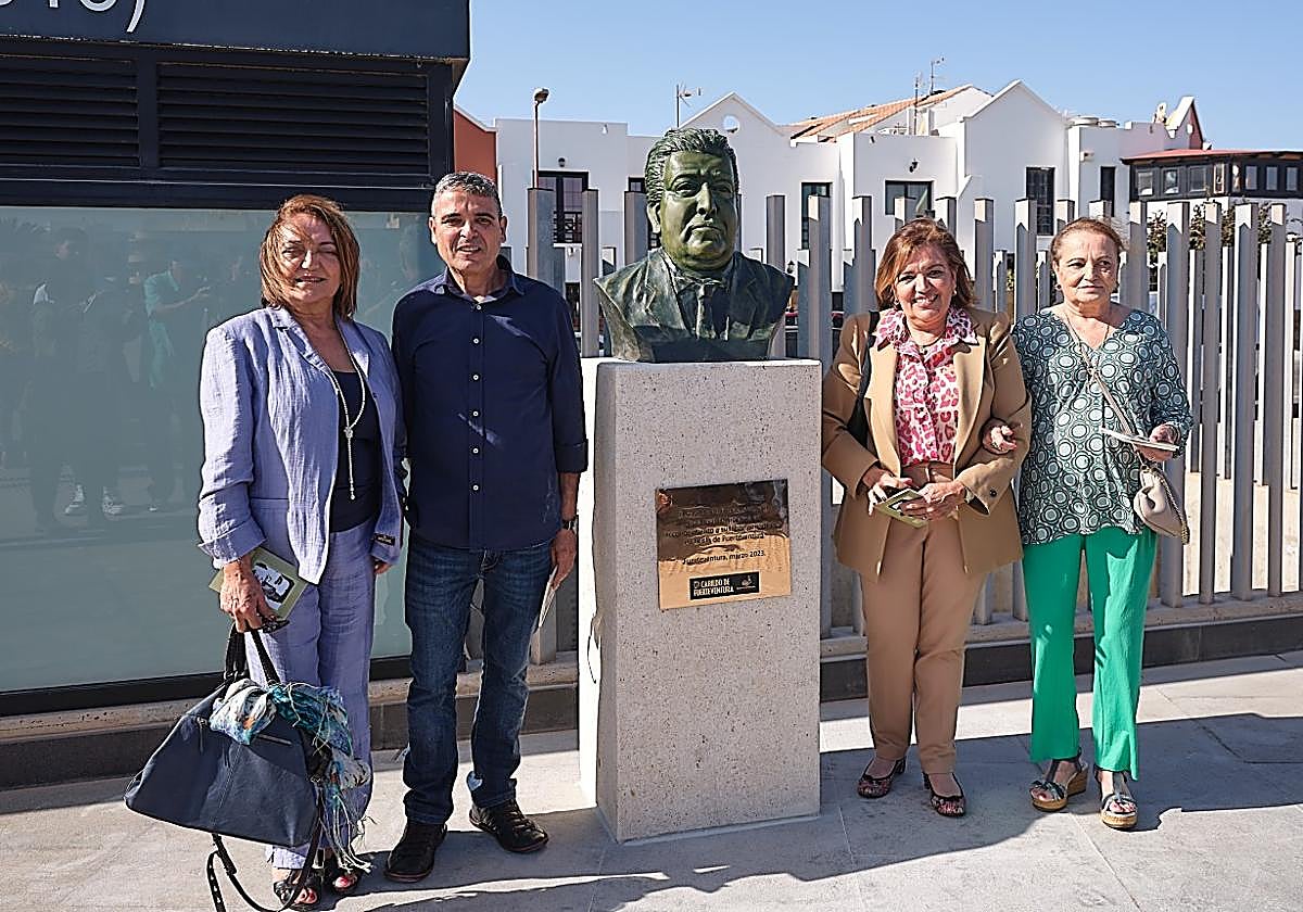 Las tres hijas y el hijo del cronista, con el busto del padre.