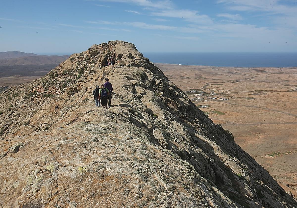 Montaña de Tindaya, que es monumento natural.