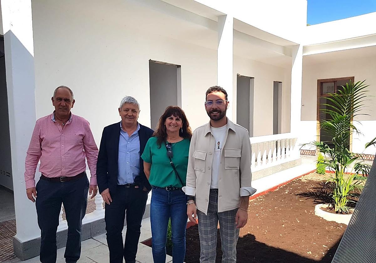 La consejera insular de Vivienda visitó ayer la obra de Miraflor.