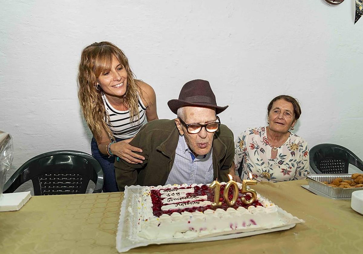 Antonio sopla las velas junto a su hija y su nieta.