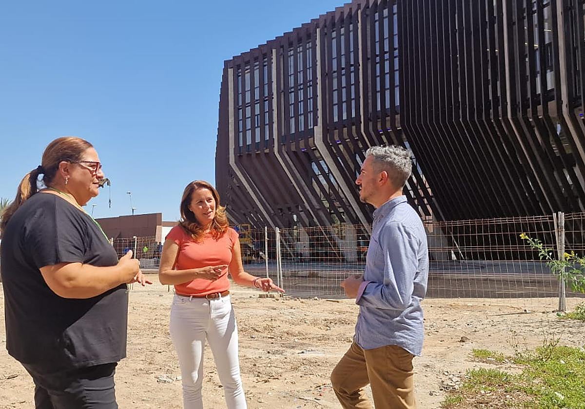 Candi Umpiérrez, candidata a la alcaldía de Tuineje, la portavoz Lola García y el exconsejero de Cultura, Rayco León.