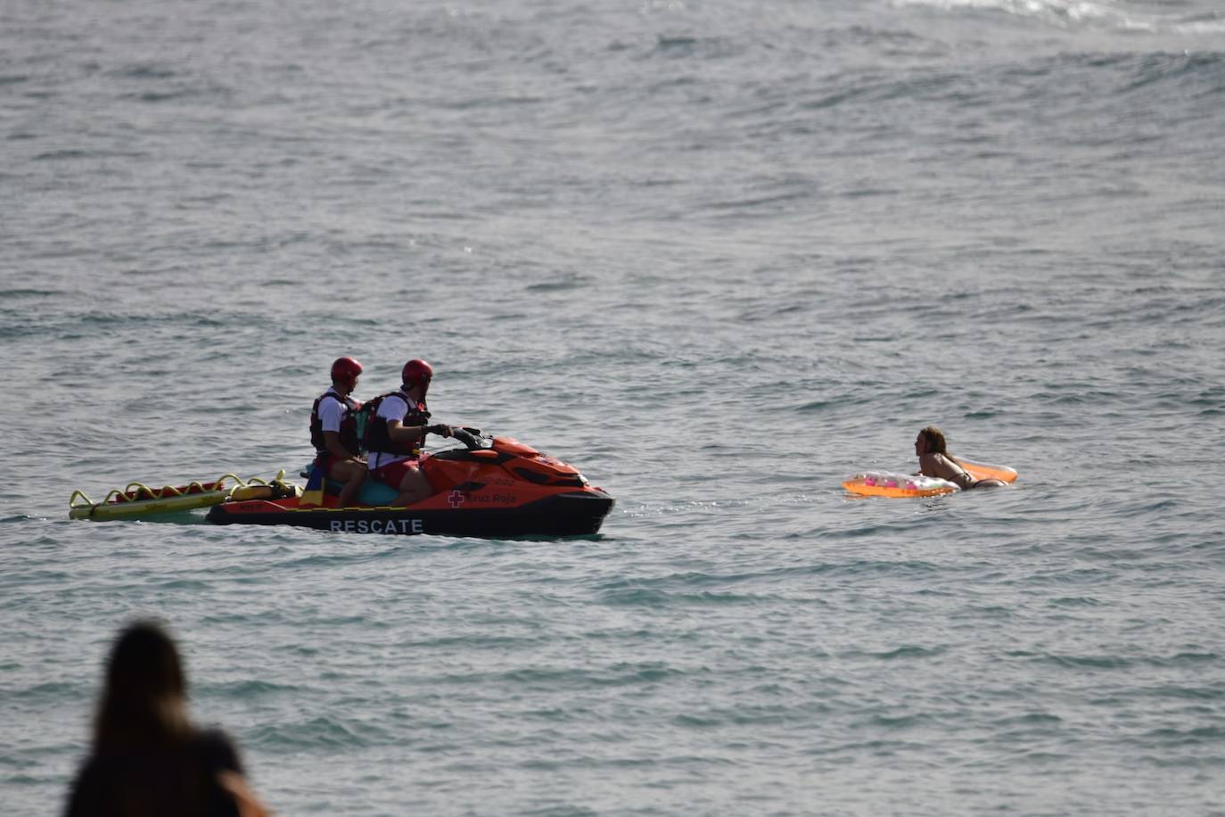 Las altas temperaturas llenan de gente la playa de Las Canteras