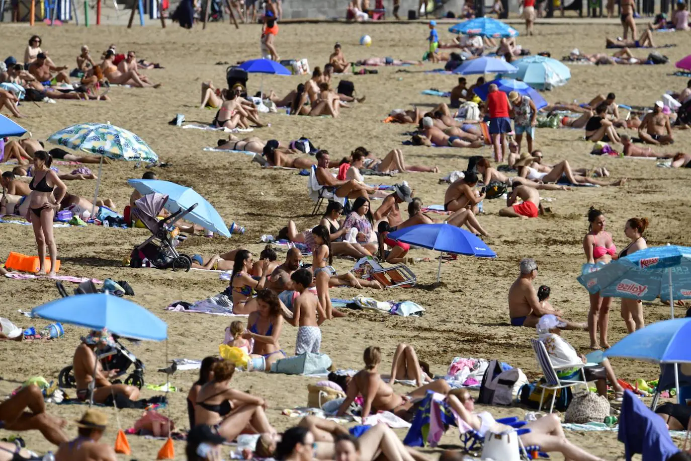 Las altas temperaturas llenan de gente la playa de Las Canteras