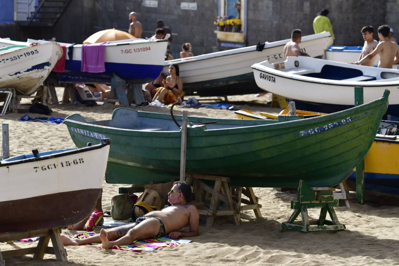 Las altas temperaturas llenan de gente la playa de Las Canteras