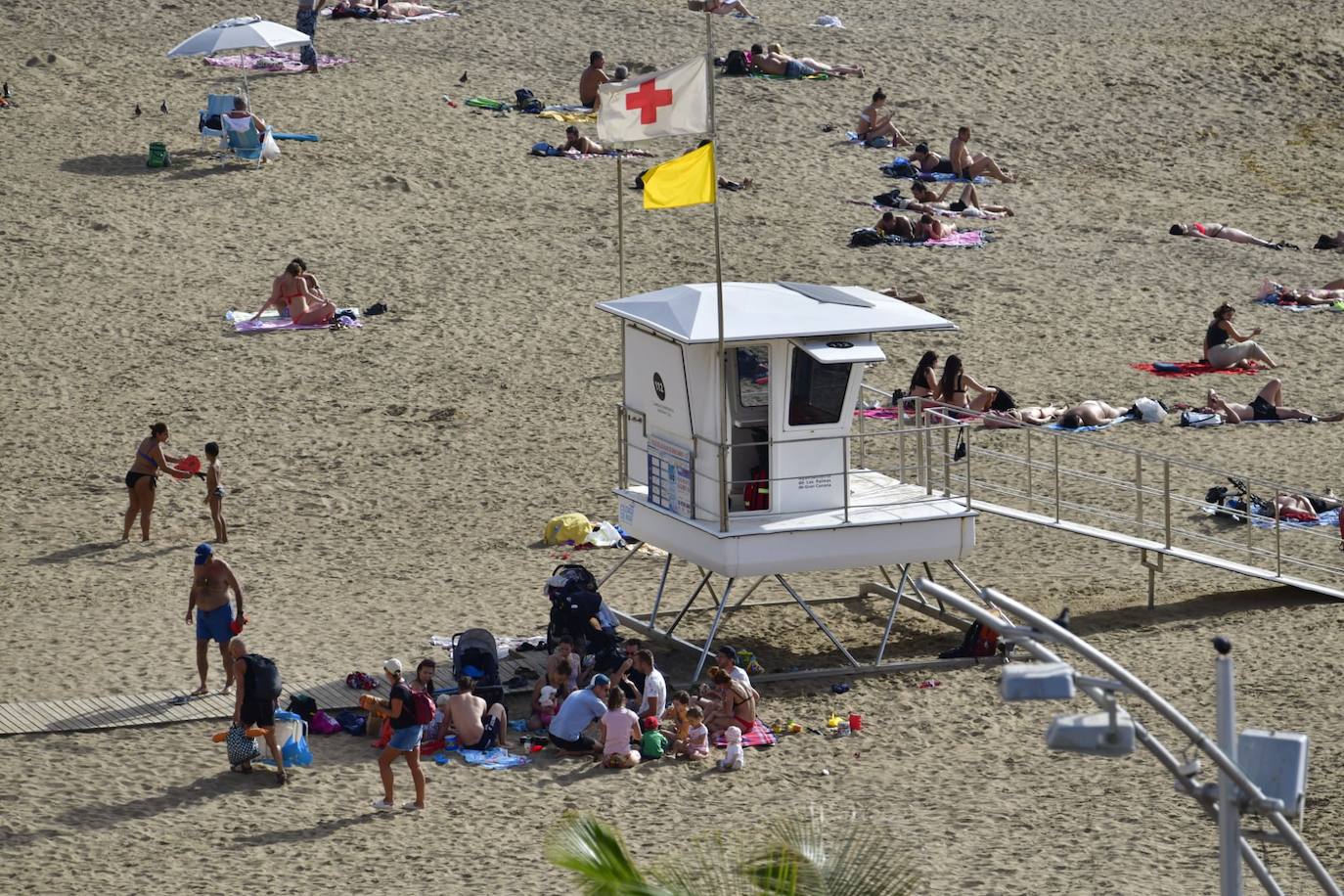 Las altas temperaturas llenan de gente la playa de Las Canteras