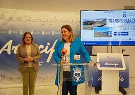 Ástrid Pérez, en el Archivo Municipal ayer, con Ángela Hernández.