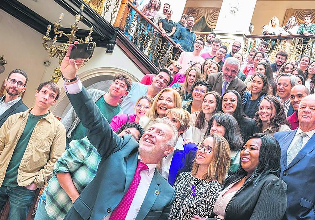 El presidente del Gobierno de Canarias, Ángel Víctor Torres, se hace un selfie con los y las participantes del Programa.