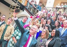 El presidente del Gobierno de Canarias, Ángel Víctor Torres, se hace un selfie con los y las participantes del Programa.