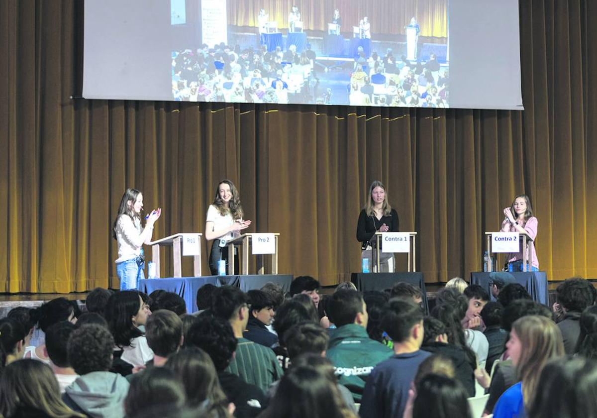 Alumnos en el concurso «Jugend debattiert» en el Auditorio del DSLPA.