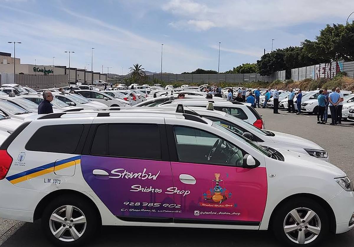 Concentración de protesta de taxis para reclamar la subida de tarifas a principios de marzo.