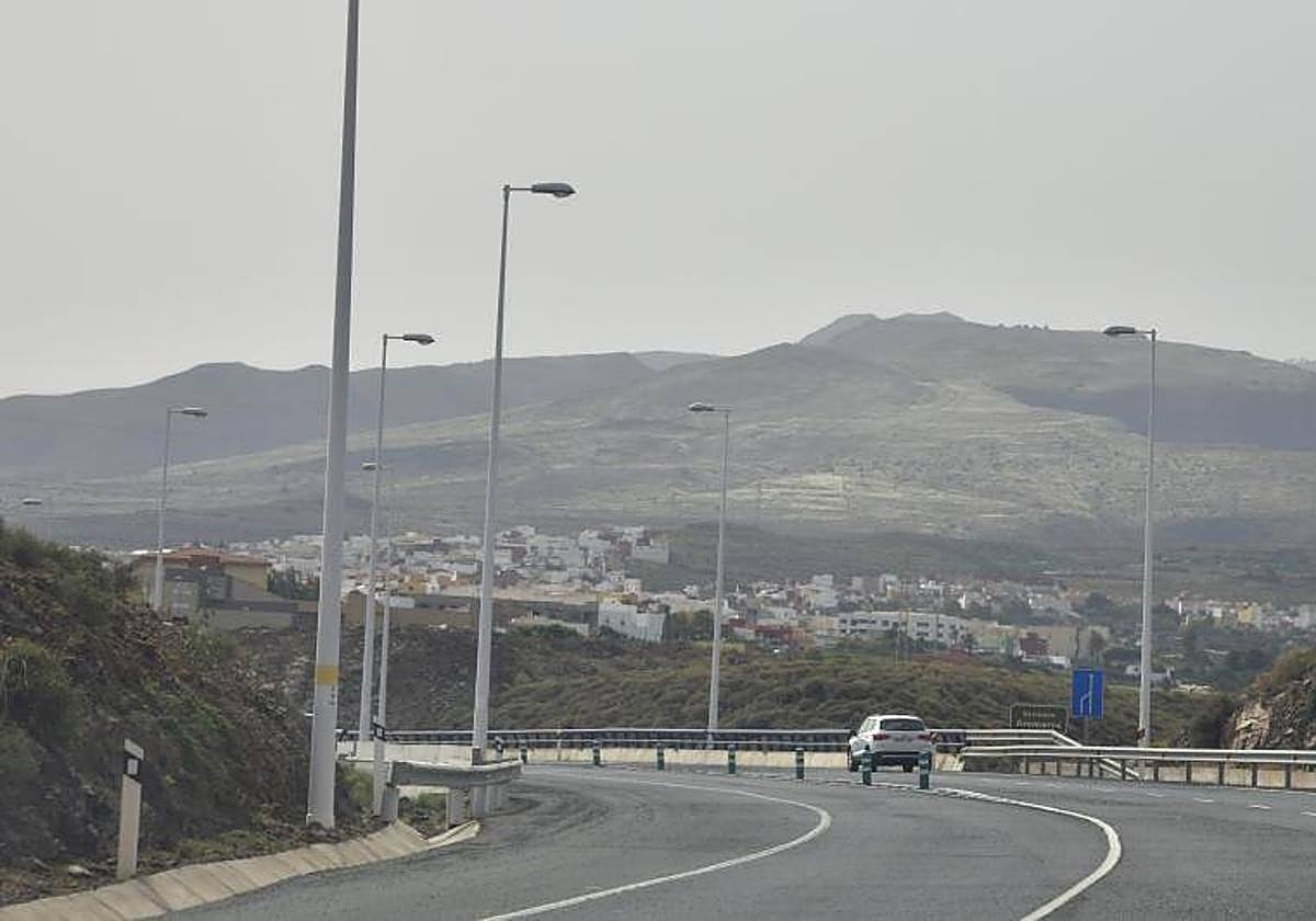 La calima se divisa entre las montañas y el cielo de las islas.