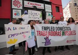 Concentración de trabajadores de Cáritas para denunciar la precariedad laboral que sufren las empleadas domésticas