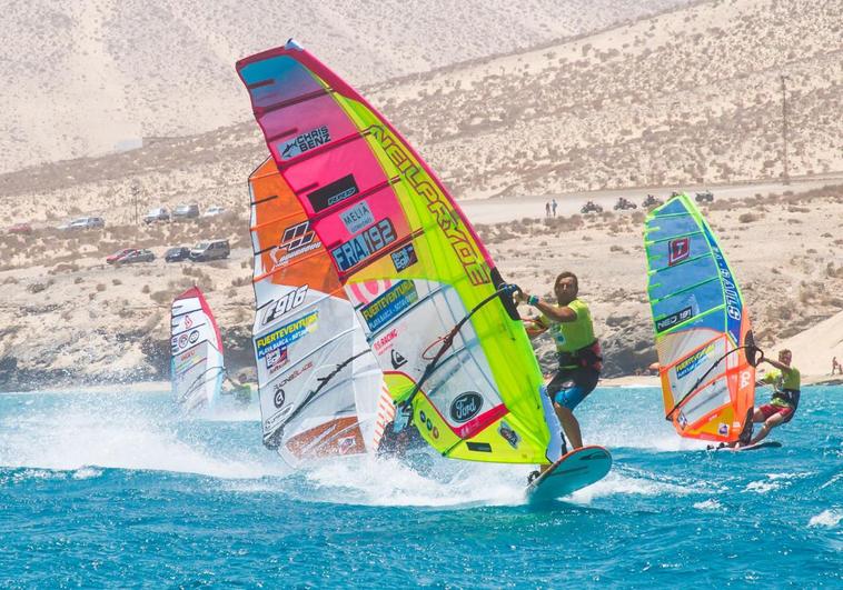 Competidores de otras ediciones del torneo mundial en la playa de la Barca, en el municipio de Pájara.