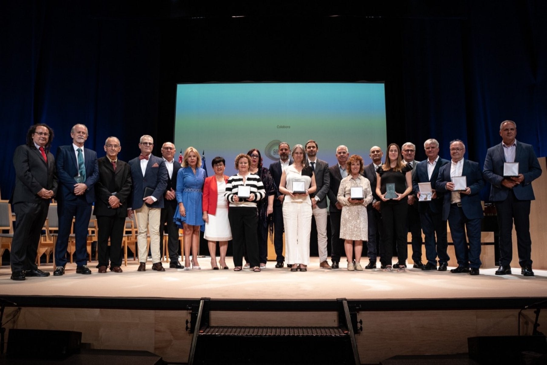 Foto de familia de las personas distinguidas con los premios Viera y Clavijo y representantes de la Consejería de Educación.