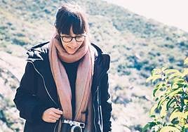 La fotográfa Mariela Sancari y abajo una imagen de su fotolibro 'Moisés'.