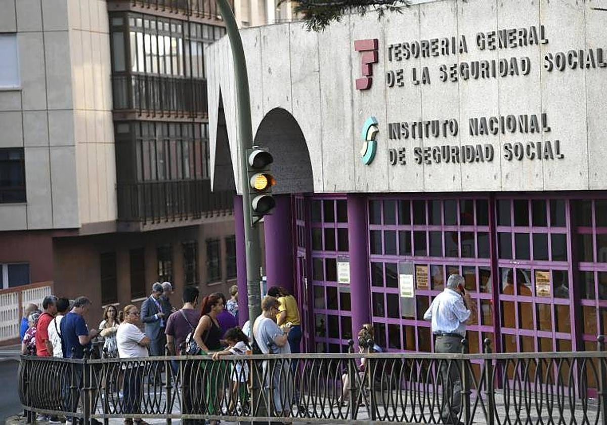 Cola de ciudadanos en las oficinas de la Seguridad Social de la capital.