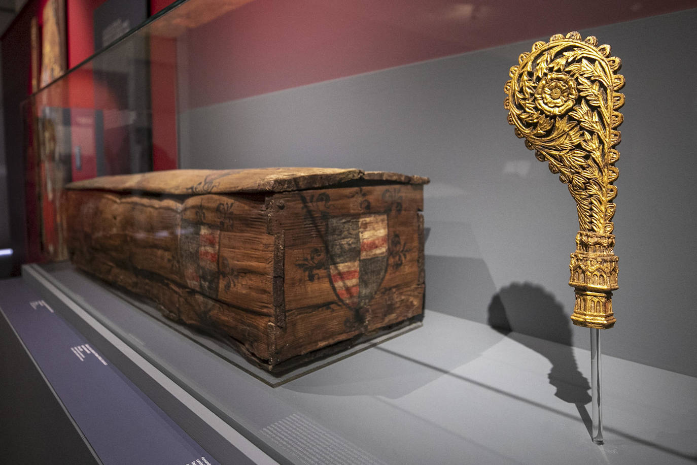 Vista del báculo del Papa Luna en el Alma Mater Museum de Zaragoza que acoge la exposición «El Papa Luna: saber, diplomacia y poder en la Europa medieval» para conmemorar el 600 aniversario de la muerte de un hombre «portentoso» y uno de los aragoneses de mayor proyección internacional. 