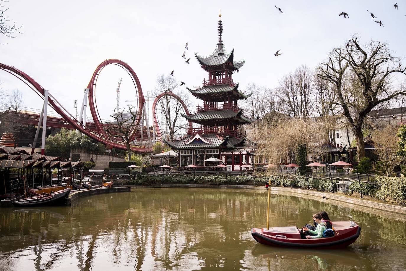 Los visitantes dirigen un pequeño bote en un estanque de los Jardines de Tivoli que se abrieron para la temporada de verano en Copenhague, Dinamarca. El famoso jardín de recreo de la capital danesa es uno de los parques de atracciones más antiguos del mundo y celebrará su 180 aniversario el 15 de agosto de 2023.