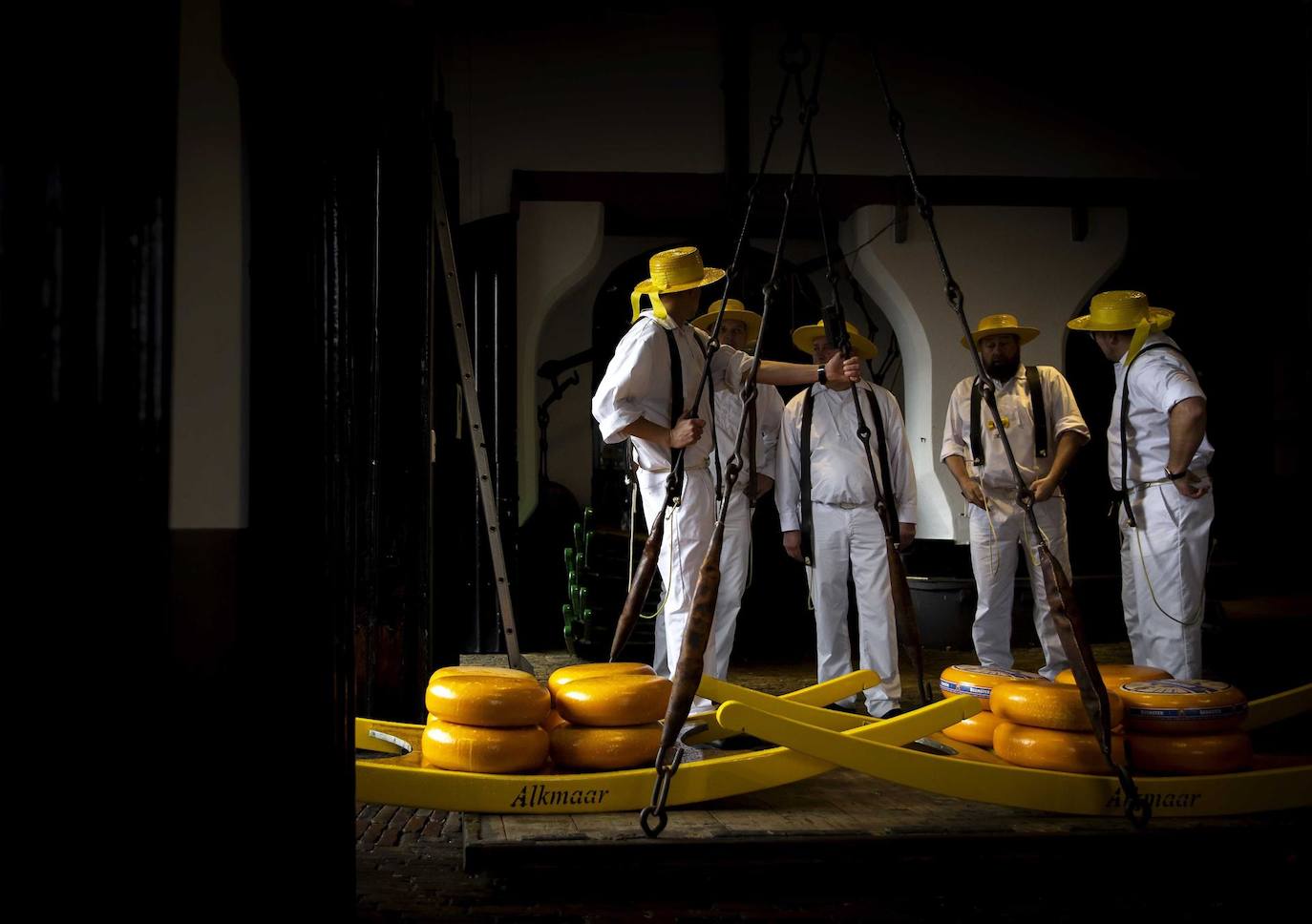 El queso se pesa durante la apertura del primer mercado de quesos de la temporada en el Waagplein de Alkmaa, Países Bajos. La apertura del mercado de temporada tiene lugar el último viernes de marzo.