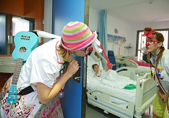 Visita de las payasas de Hospitran a la unidad de pediatría del Hospital de Fuerteventura.