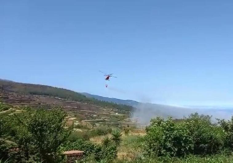 Imagen de archivo un helicóptero en un incendio en Los Realejos.