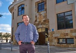 El alcalde Matías Peña, ante las casas consistoriales de Antigua.