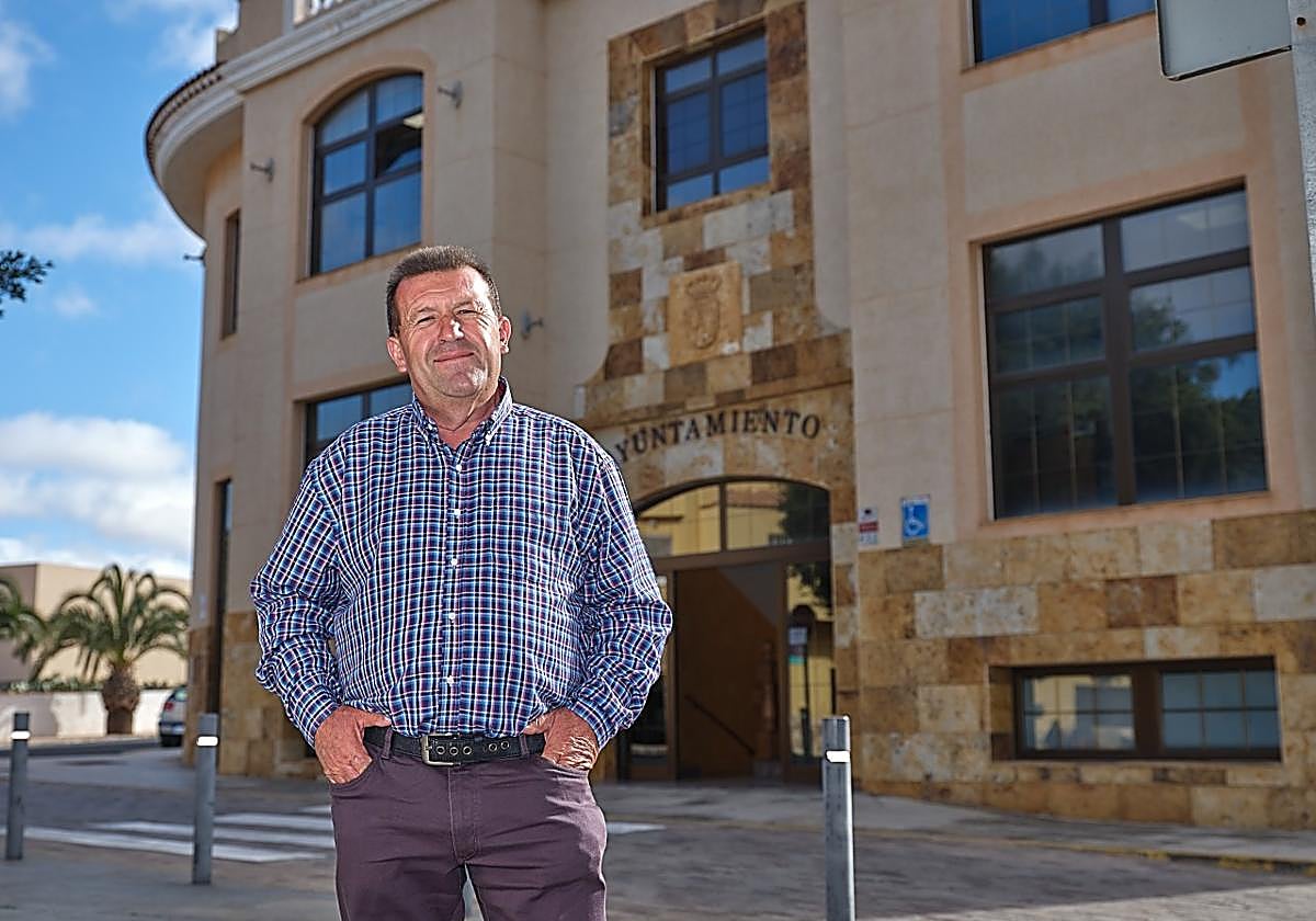 El alcalde Matías Peña, ante las casas consistoriales de Antigua.