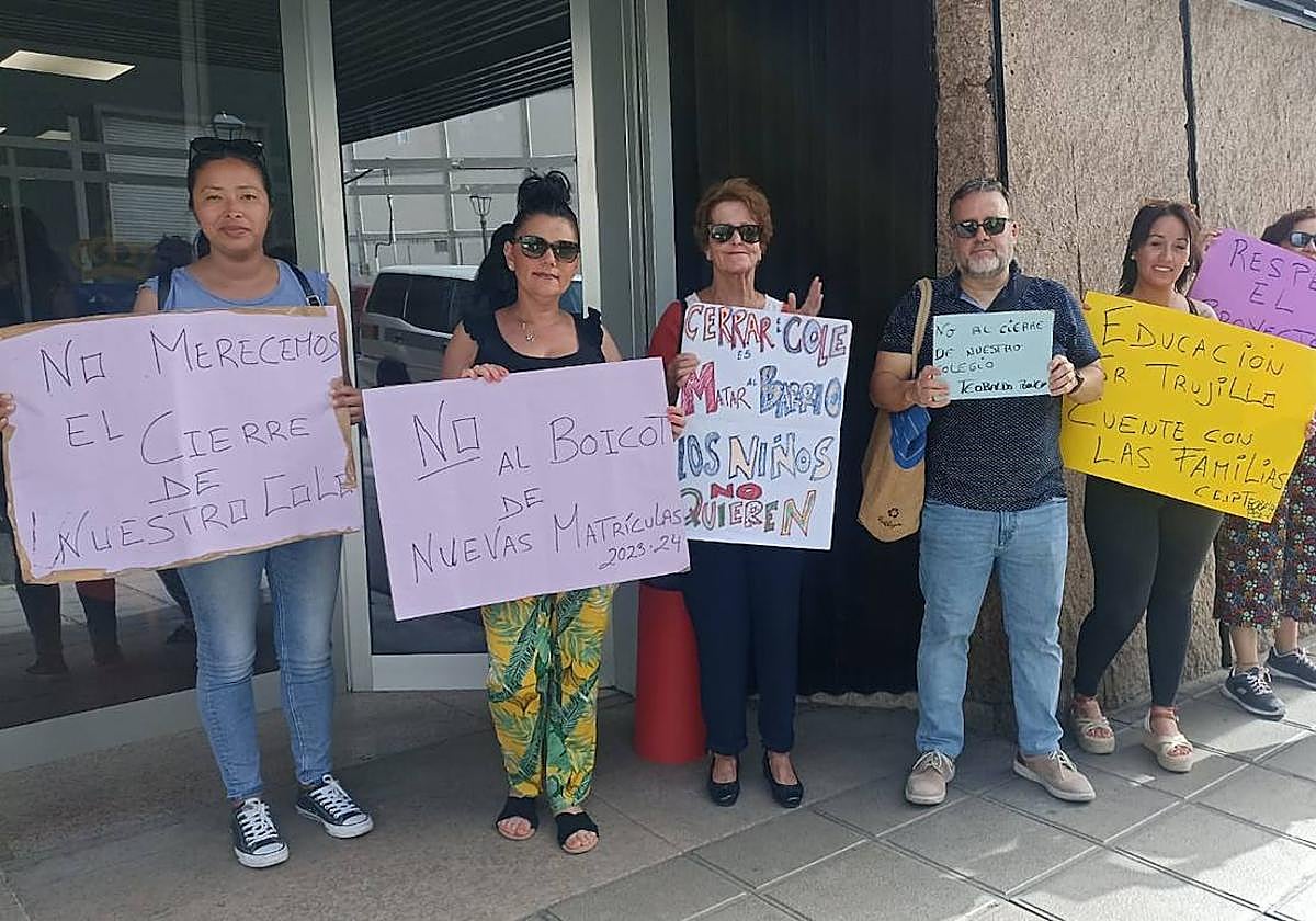 Un grupo de madres y padres acudió a apoyar a sus representantes en la reunión con Educación.