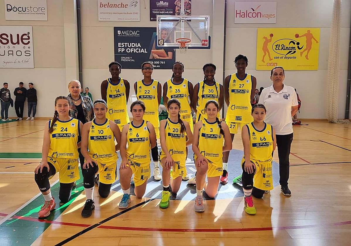 La plantilla del SPAR Gran Canaria, posando ayer tras eliminar al Casademont Zaragoza