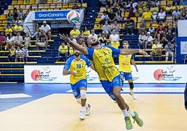 Brandon Rattray trata de palmear la pelota con Martín Ramos siguiendo la acción de cerca.