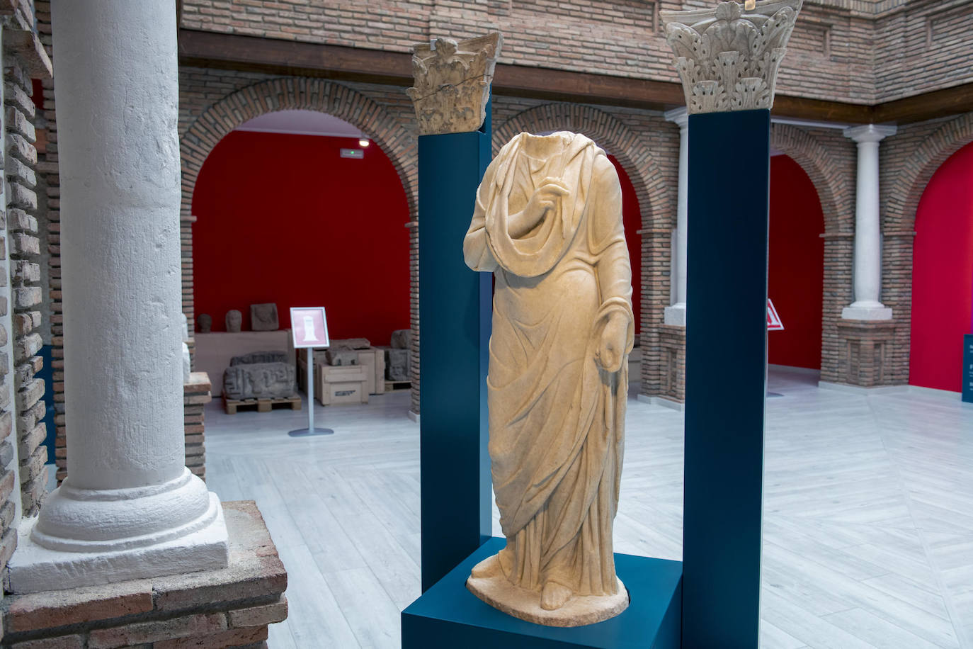 Vista de la Dama de Cástulo, último descubrimiento del Conjunto Arqueológico de Cástulo, en el Museo Arqueológico de Linares. Esta escultura está sirviendo para arrojar más luz y conocimiento sobre el conjunto arqueológico de Linares (Jaén), uno de los yacimientos más importantes de la Península con más de 4.000 años de vida. 