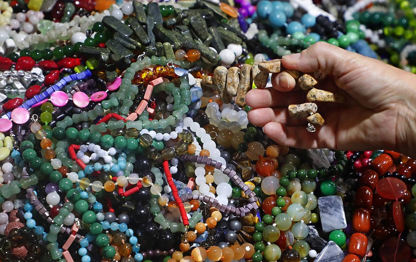 Un visitante observa exhibiciones durante la feria anual de joyería 'Samocvetniy Razval' en el centro de exposiciones multifuncional VDNH en Moscú, Rusia. La feria presenta minerales coleccionables, paleontología y piedras preciosas joyas.