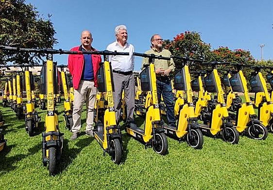 César García, Pedro Quevedo y José Eduardo Ramírez presentan el primer lote de patinetas públicas de la ciudad.