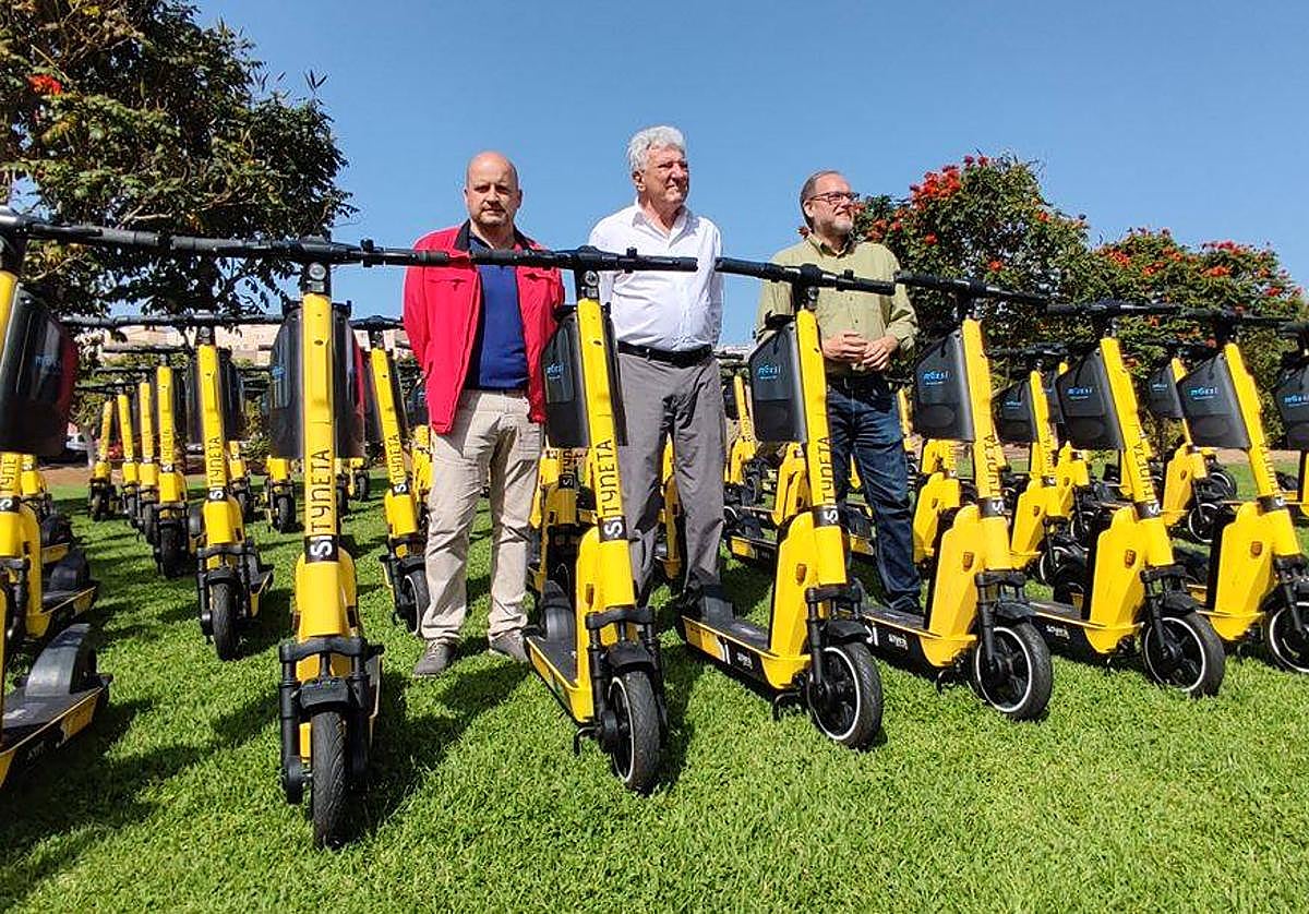 César García, Pedro Quevedo y José Eduardo Ramírez presentan el primer lote de patinetas públicas de la ciudad.