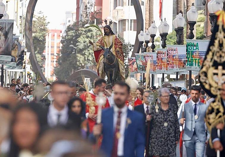 La procesión de La Burrita es la primera peregrinación de Semana Santa en Las Palmas de Gran Canaria.