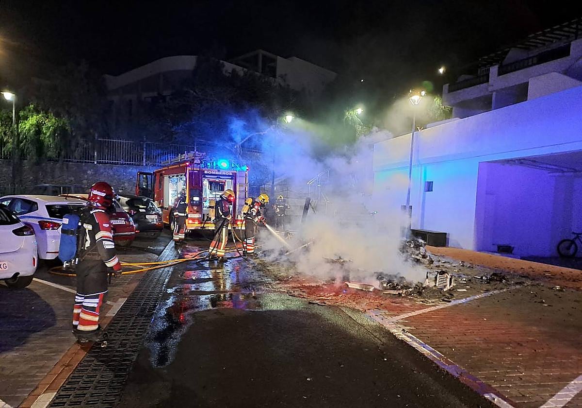 Incendio de cuatro contenedores la pasada noche en Lanzarote.