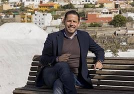 Héctor Suárez posando sobre el barrio de San Francisco.