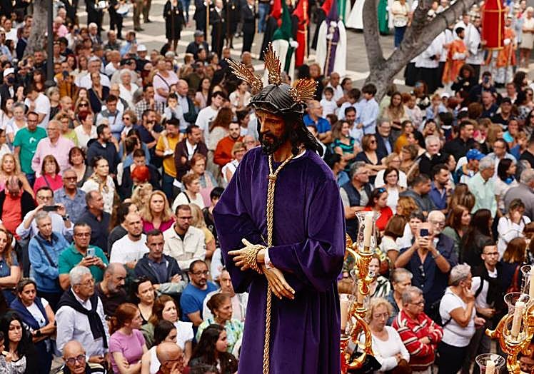 Imagen principal - Solemnidad, cánticos y aplausos con el Cristo y la Esperanza en Vegueta