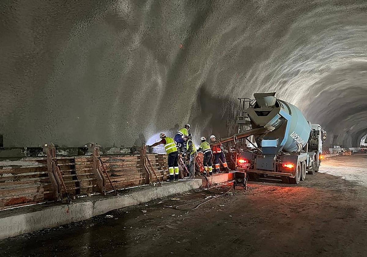 Trabajos en el interior de uno de los dos túneles de Faneque del tramo El Risco-Agaete.