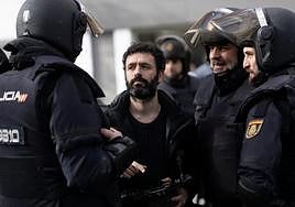 Rodrigo Sorogoyen, durante el rodaje de la serie 'Antidisturbios'.