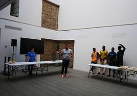 Un grupo de jóvenes escucha las instrucciones antes de participar en una gymkana en la Casa-Museo Pérez Galdós.