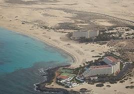 Los dos hoteles de la cadena Riu en las Grandes Playas de Corralejo: el Tres Islas (en primer término); y el Oliva Beach.