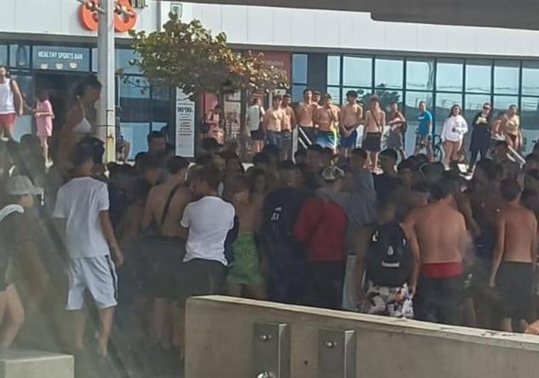 Trifulca multitudinaria de menores en plena playa de Las Canteras