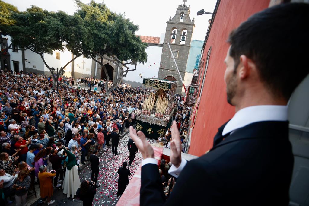 La procesión con nazarenos vibra en Vegueta