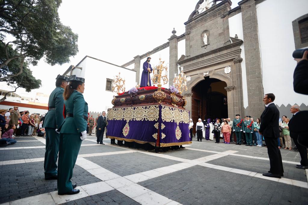 La procesión con nazarenos vibra en Vegueta