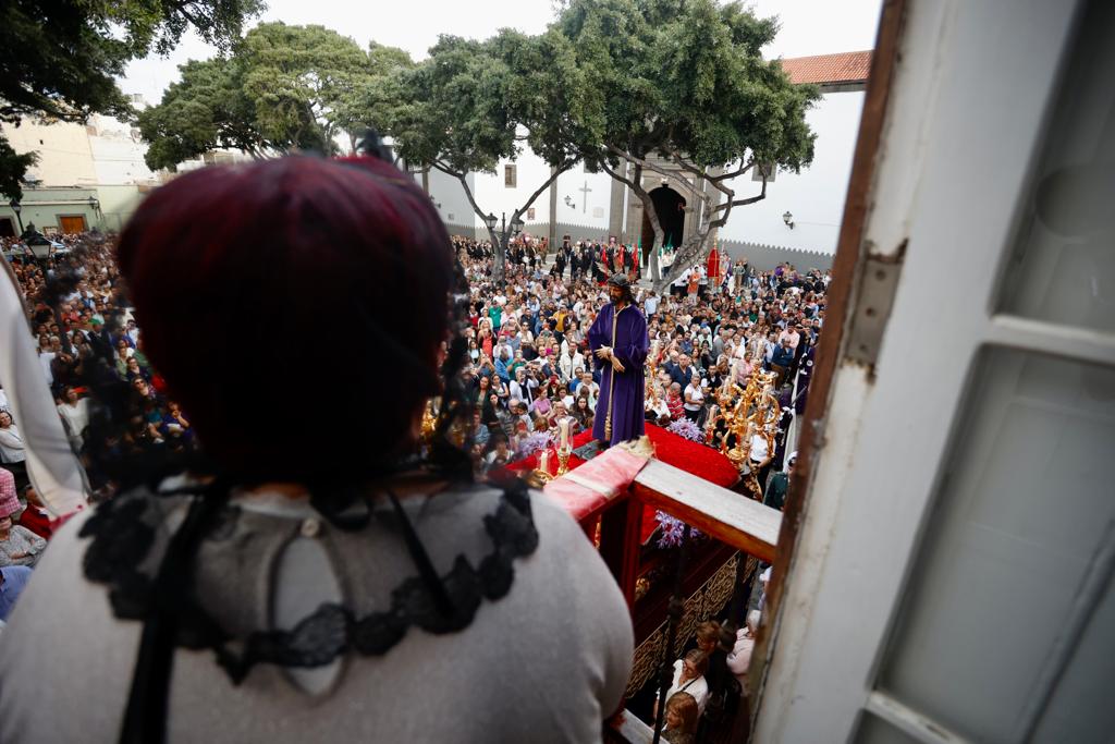 La procesión con nazarenos vibra en Vegueta