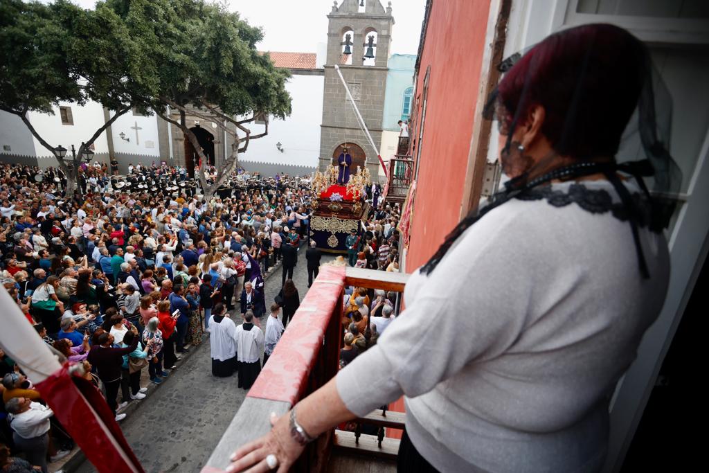 La procesión con nazarenos vibra en Vegueta