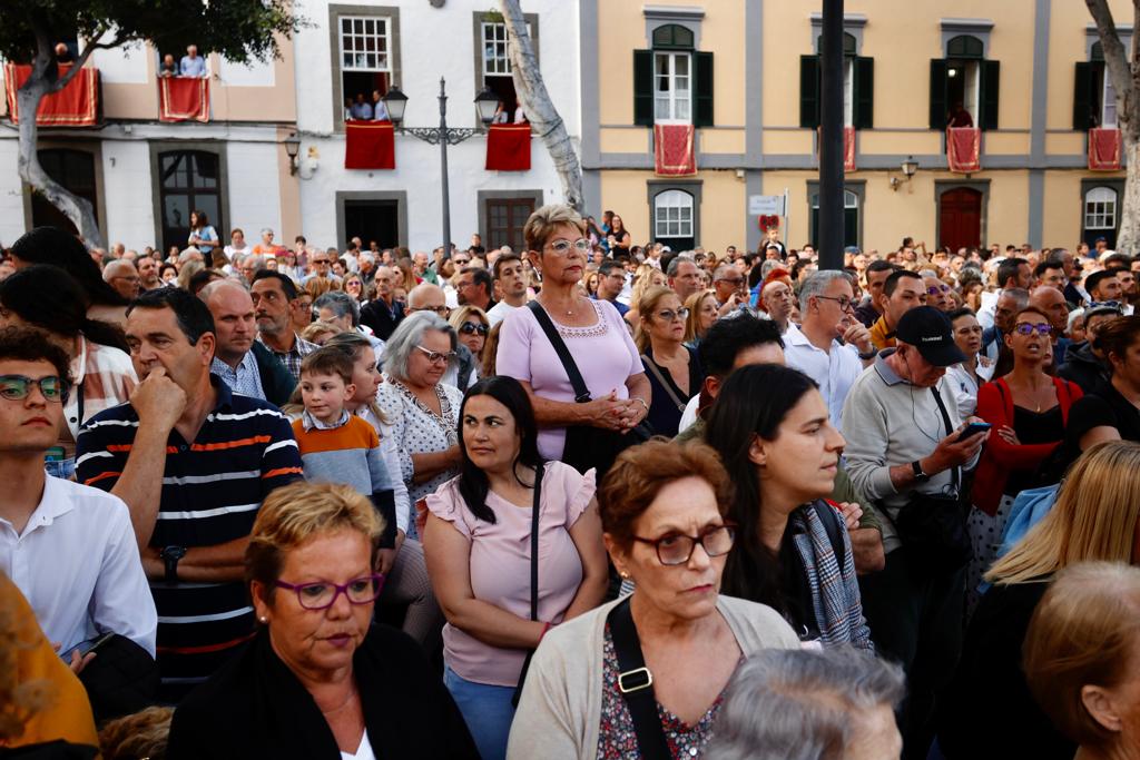 La procesión con nazarenos vibra en Vegueta