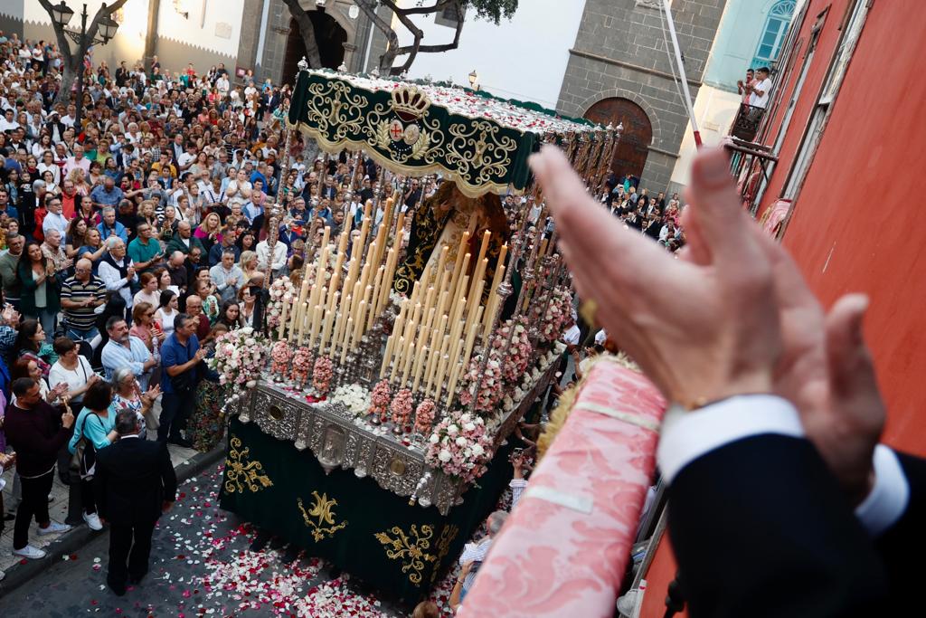 La procesión con nazarenos vibra en Vegueta